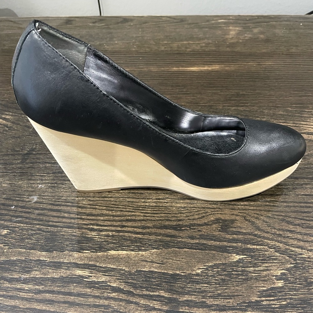 Used: GAP Black Leather Wood Platform Wedges, black/tan size 9